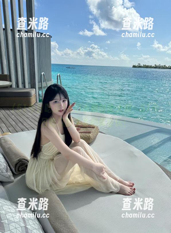 入口小组讨论大瓜，51今日吃瓜的学生们真会玩！